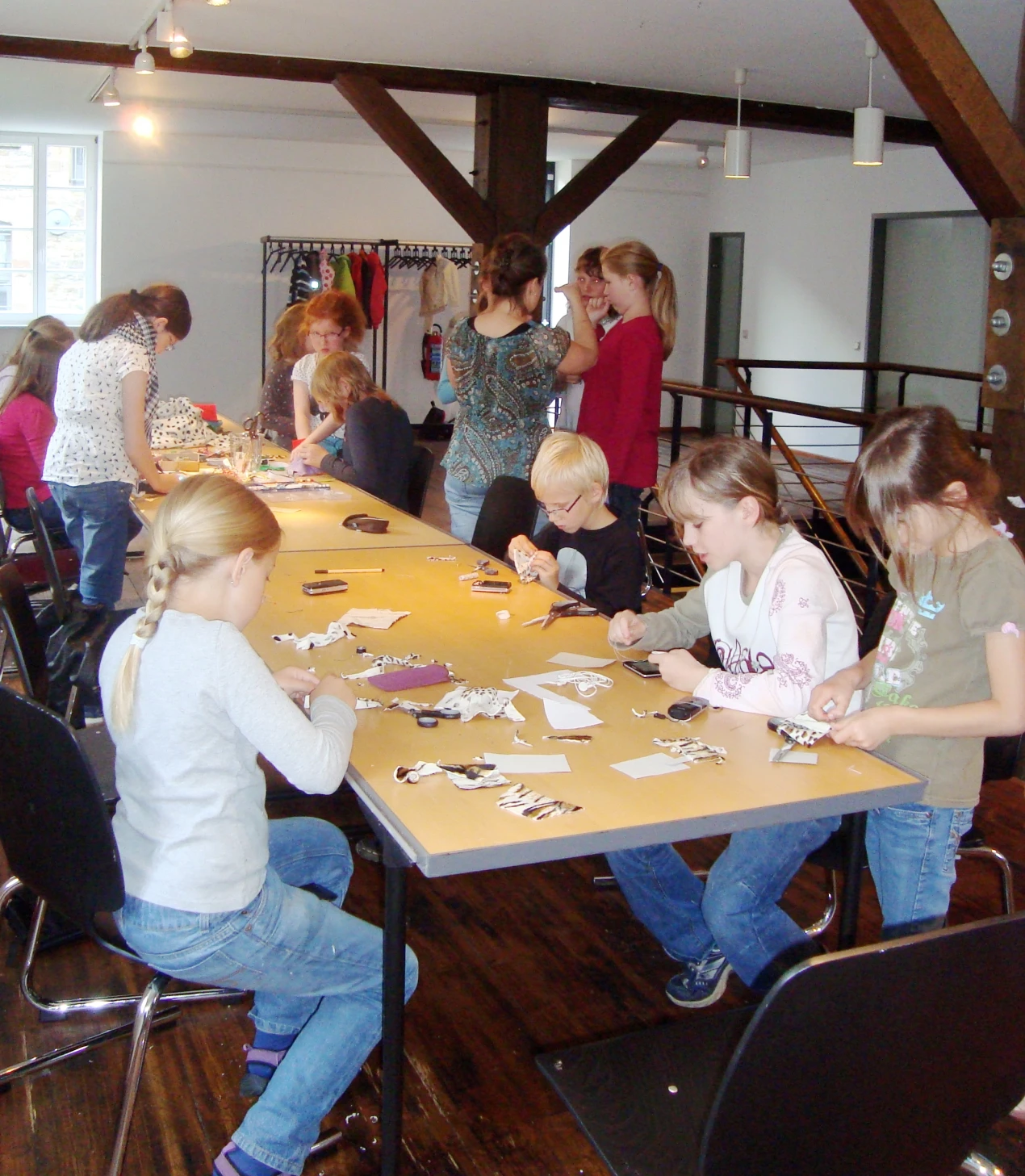Im LVR-Industriemuseum stellen Kinder Handytaschen her. (Foto: OBK) 
