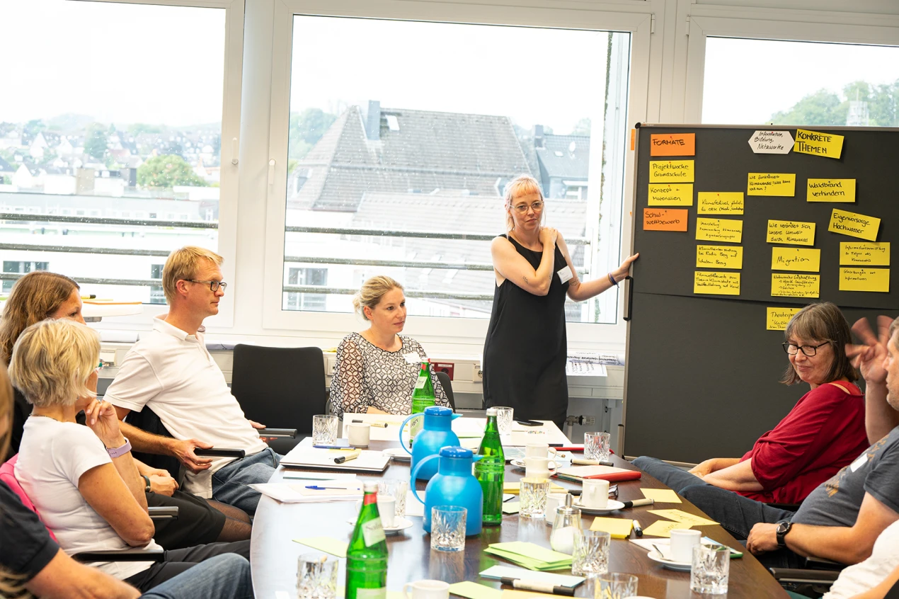 Im Workshop Information, Bildung und Netzwerke werden unter anderem Ideen zur Sensibilisierung der Bevölkerung erarbeitet (v.l.): Anke Köster, Leiterin des Amts für Schule und Bildung; Julia Wäger, Klima-Umwelt-Natur-Oberberg; Martin Deubel, Verein LEADER Bergisches Wasserland e.V.; Michelle Schmidt, Kulturlandschaftsverband Oberberg e.V.; Saskia Petersen, B.A.U.M. Consult GmbH; Christine Wosnitza, Bergische Agentur für Kulturlandschaft und Dominik Clemens, VHS Gummersbach. (Foto: OBK)