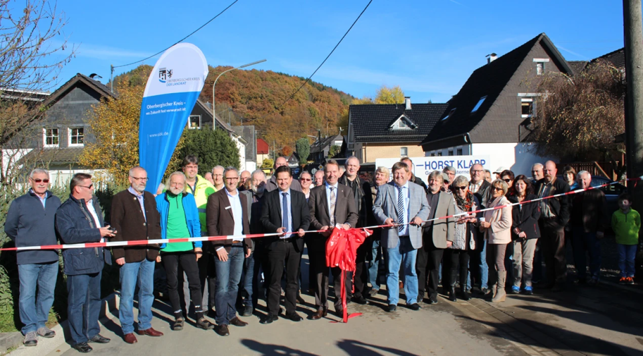 Vertreter von Kreis, Stadt, Baufirmen und die Anwohner durchschnitten das rote Band. (Foto: OBK)