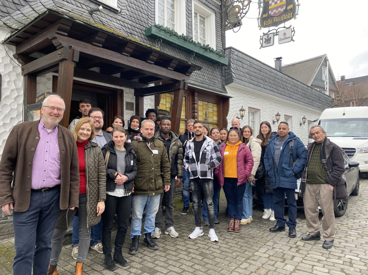 Gruppenfoto der Teilnehmerinnen und Teilnehmer zum Abschluss des Aktionstages vor dem Hotel Feste Neustadt in Bergneustadt (Foto: OBK)