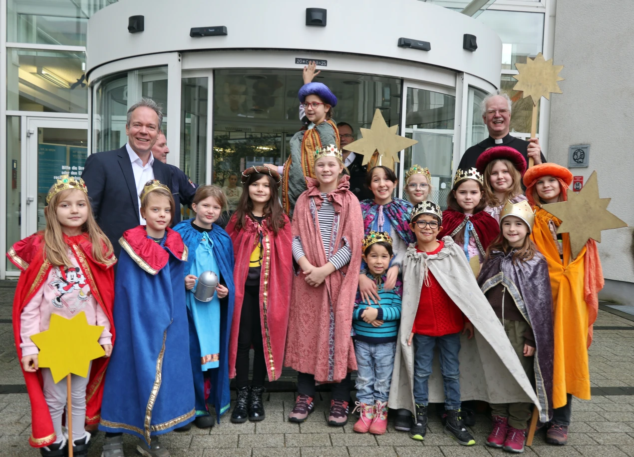 Kreisdirektor Klaus Grootens (l.) empfing die Sternsinger, in Begleitung von Kreisdechant Pfr. Christoph Bersch, im Kreishaus. (Foto: OBK)