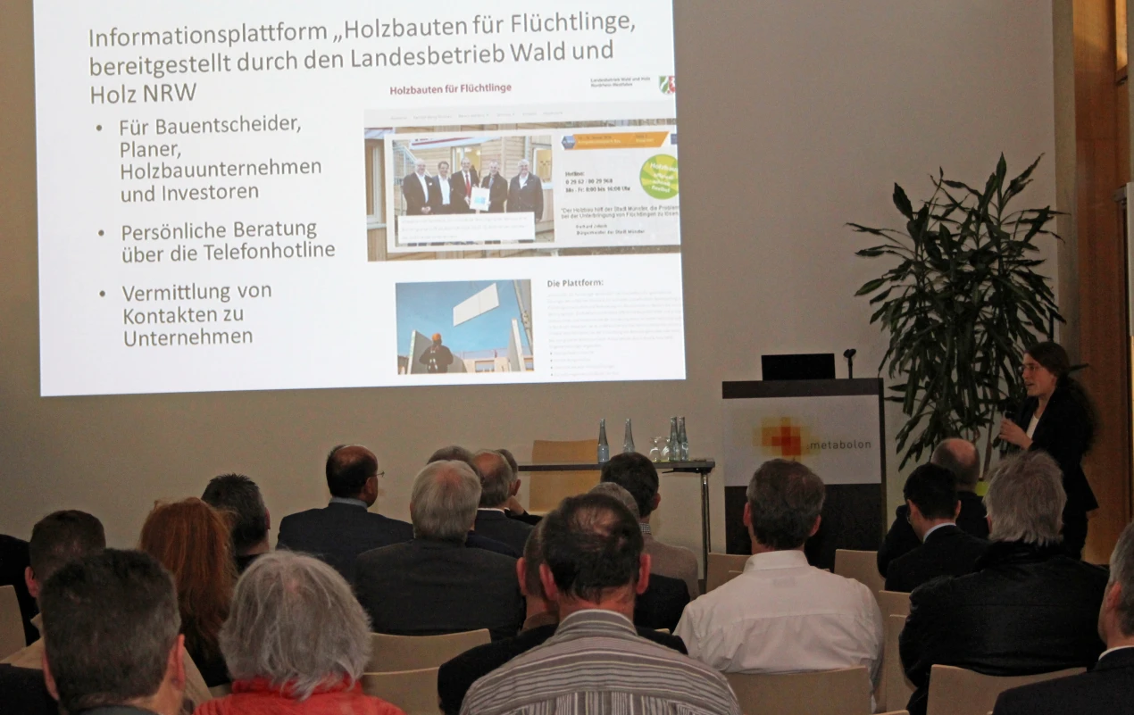Wohnungsbau in Holzbauweise - als ein Best Practice Beispiel - stellte Dr. Kaja Rehbein, Holzcluster Bergisches Land, vor. (Foto: OBK)