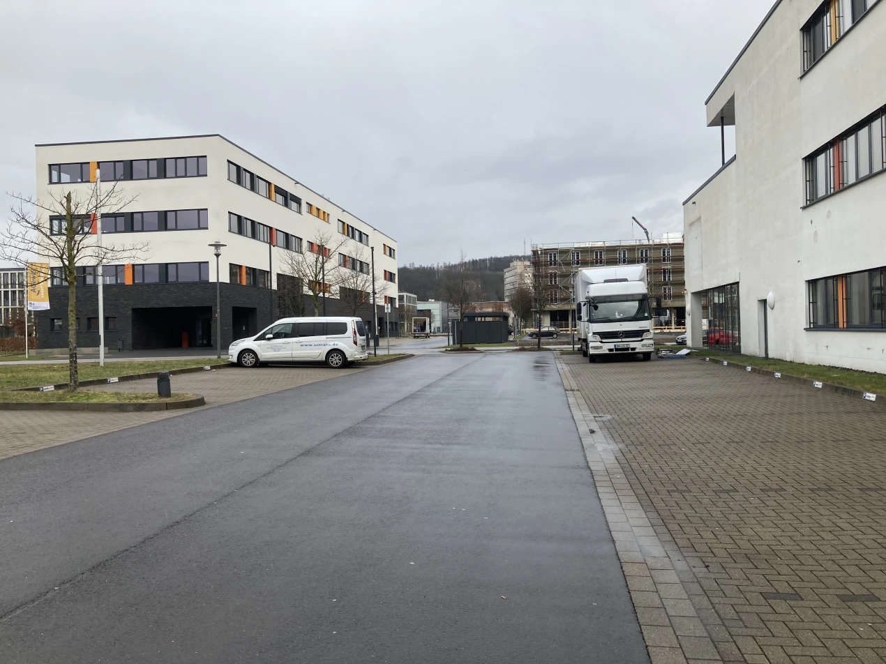 Erweiterungsbau (links) und Bestandsgebäude(rechts). (Foto: OBK)