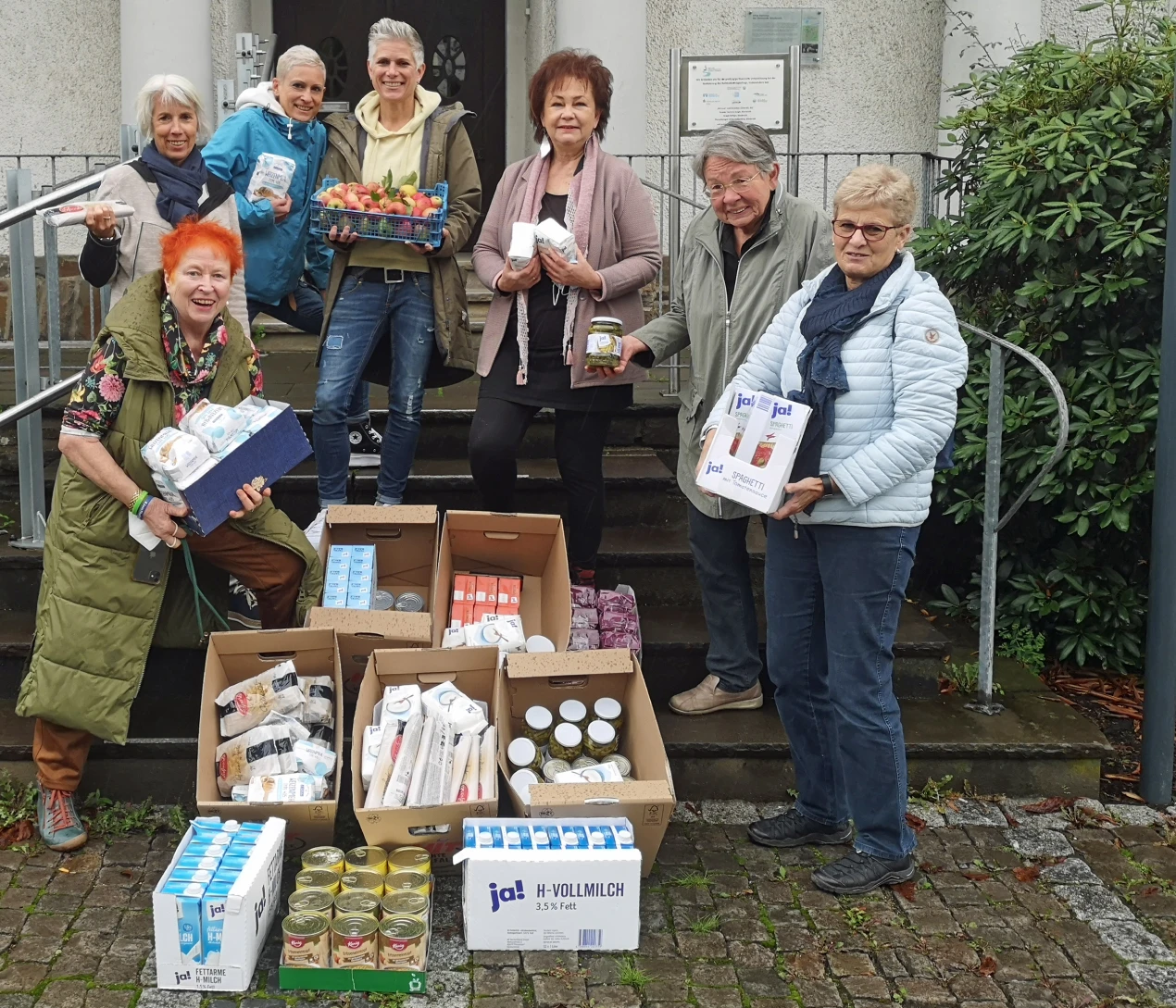 Die Ehrenamtsinitiative Weitblick des Oberbergischen Kreises am Standort Engelskirchen unterstützt die Ründerother Tafel (v.r.): Eva Muck, Marianne Straub, Liane Hess (Tafel Ründeroth); Alex Liebrenz und Steffi Liebrenz (Gastronominnen), Susanne Schreiner und Standortlotsin Gitta Quercia-Naumann. (Foto: OBK)