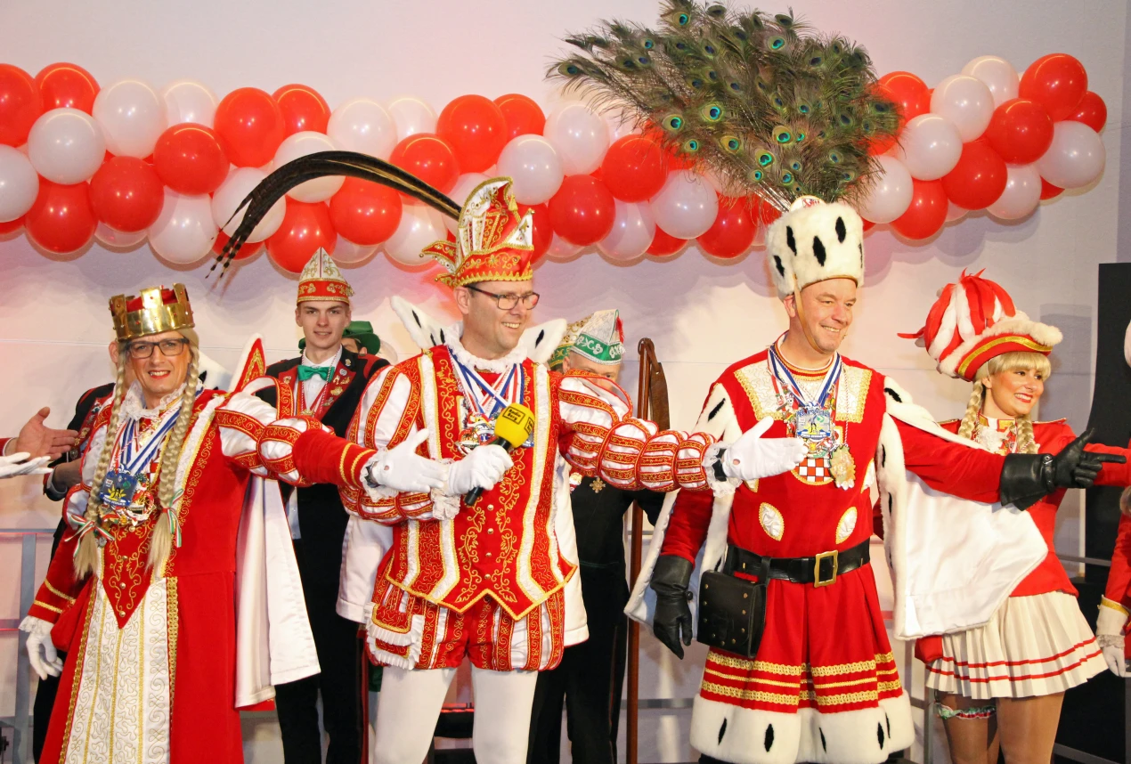 Das Dreigestirn der Närrischen Oberberger aus Engelskirchen Prinz Bernd, Bauer Reiner und Jungfrau Steffi schmetterten ihr Sessionslied. (Foto: OBK)