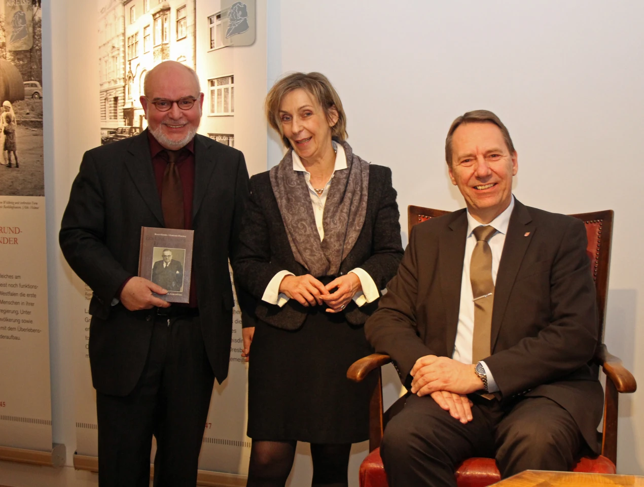 Kreisarchivar Gerhard Pomykaj, Museumsdirektorin Dr. Gudrun Sievers-Flägel und Landrat Jochen Hagt präsentierten in der Sonderausstellung auch Teile des Nachlasses des ehemaligen Landrats Dr. August Dresbach. (Foto:OBK)