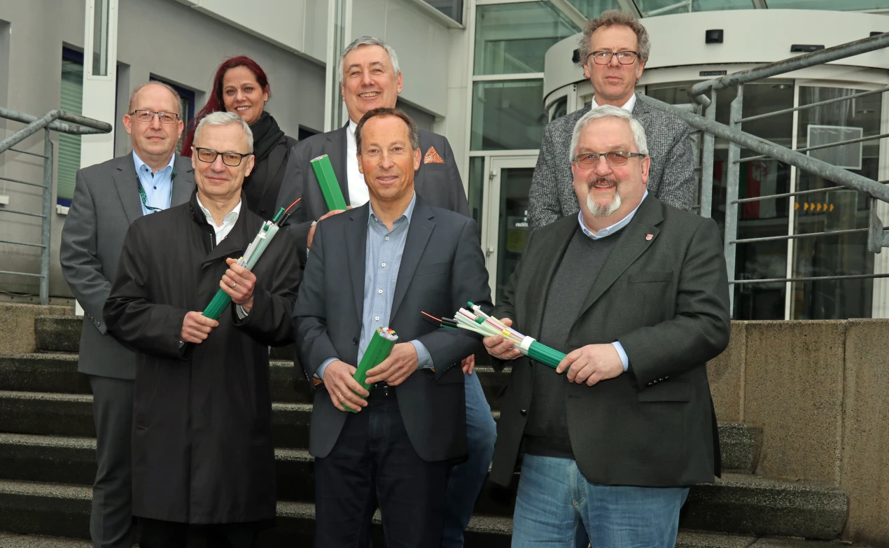 Start für das gemeinsame Projekt zur großflächigen Glasfaser-Versorgung in der Kreismitte (v.l. vordere Reihe): Dr. Georg Ludwig, Bürgermeister der Gemeinde Lindlar; Frank Herhaus, Dezernent für Planung, Regionalentwicklung und Umwelt; Stefan Meisenberg, Bürgermeister der Gemeinde Marienheide. (v.l. hintere Reihe): Ralf Stratmann, UGG GmbH; Maria Sculco, UGG GmbH; Stefan Syrek, Gigabitkoordinator des Oberbergischen Kreises und Norbert Hamm, Allgemeiner Vertreter der Gemeinde Engelskirchen (Foto: OBK)