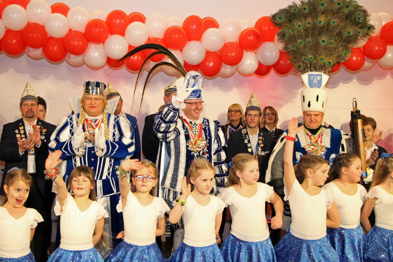 Das Bielsteiner Dreigestirn Prinz Andy, Bauer Ralf und Jungfrau Motzi sorgten für Stimmung mit den Lollipops. (Foto: OBK)  
