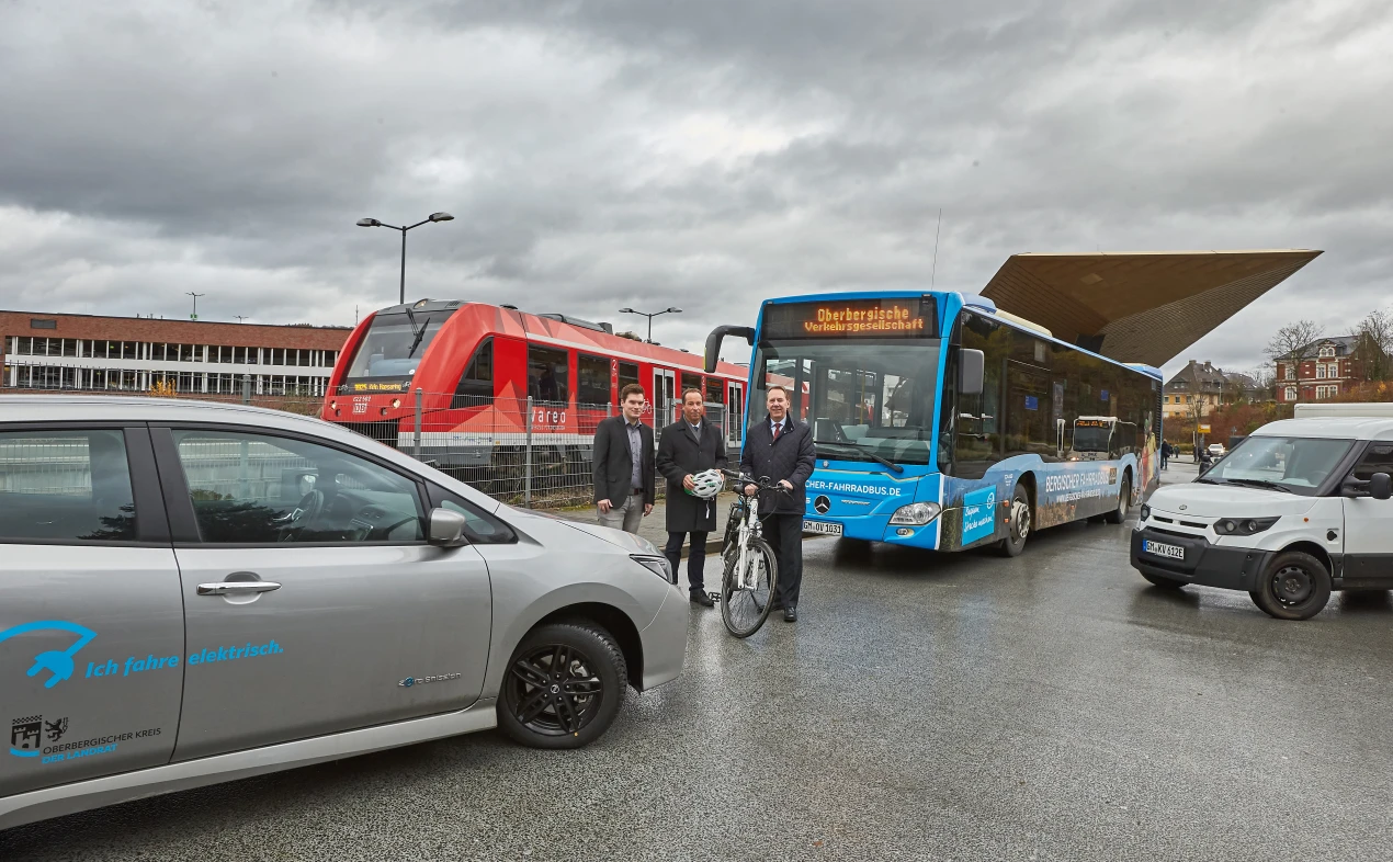 Im Einsatz für die  „Zukunftsmobilität Oberberg“: Landrat Jochen Hagt (r.), Planungsdezernent Frank Herhaus (M.) und  Michael Tünker, Amt für Planung, Entwicklung und Mobilität. (Foto: OBK)