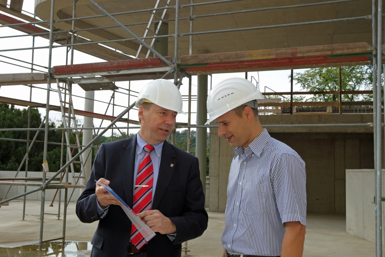 Der Rohbau des großen Gläsernen Pavillons war eine großartige Herausforderung, sagt Bauunternehmer Thomas Weschenbach(r.)
(Foto:OBK) 