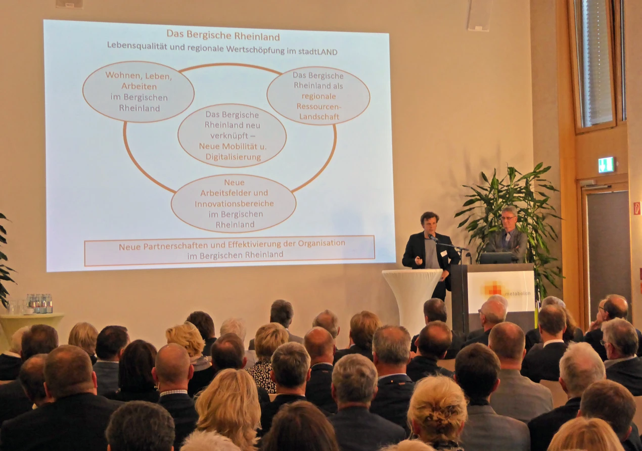 Prof. Hartmut Welters und Dr. Wolfgang Wackerl, deren Büros mit der Erarbeitung der REGIONALE-Bewerbung beauftragt sind, stellten den derzeitigen Bearbeitungsstand vor. (Foto: OBK)