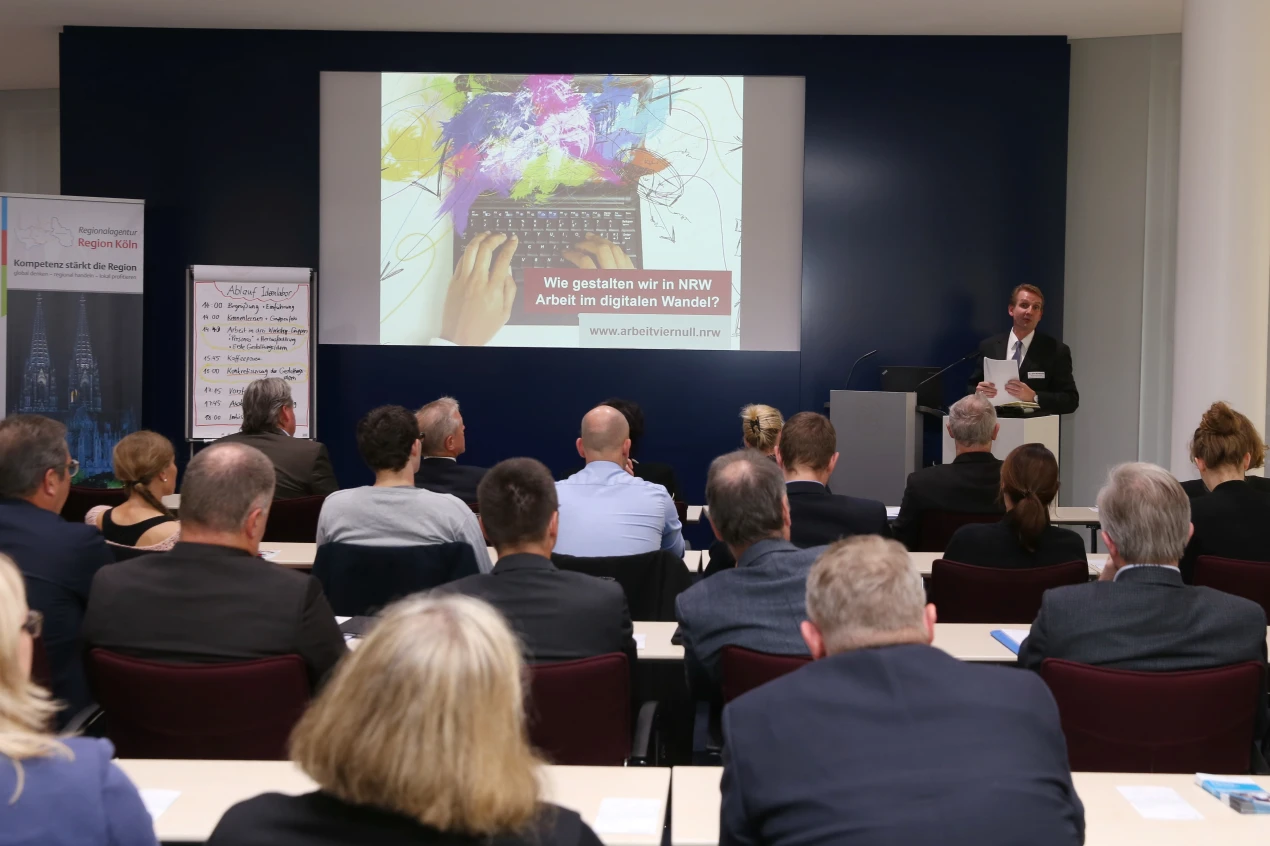 „Wir möchten mit Ihnen in den Austausch kommen, Ziel ist es - gemeinsam mit den Regionen - NRW zum digitalen Spitzenstandort und zum Land der guten und fairen Arbeit im digitalen Wandel zu machen“, so Dr. Jens Stuhldreier vom MAGS NRW. (Foto: OBK)