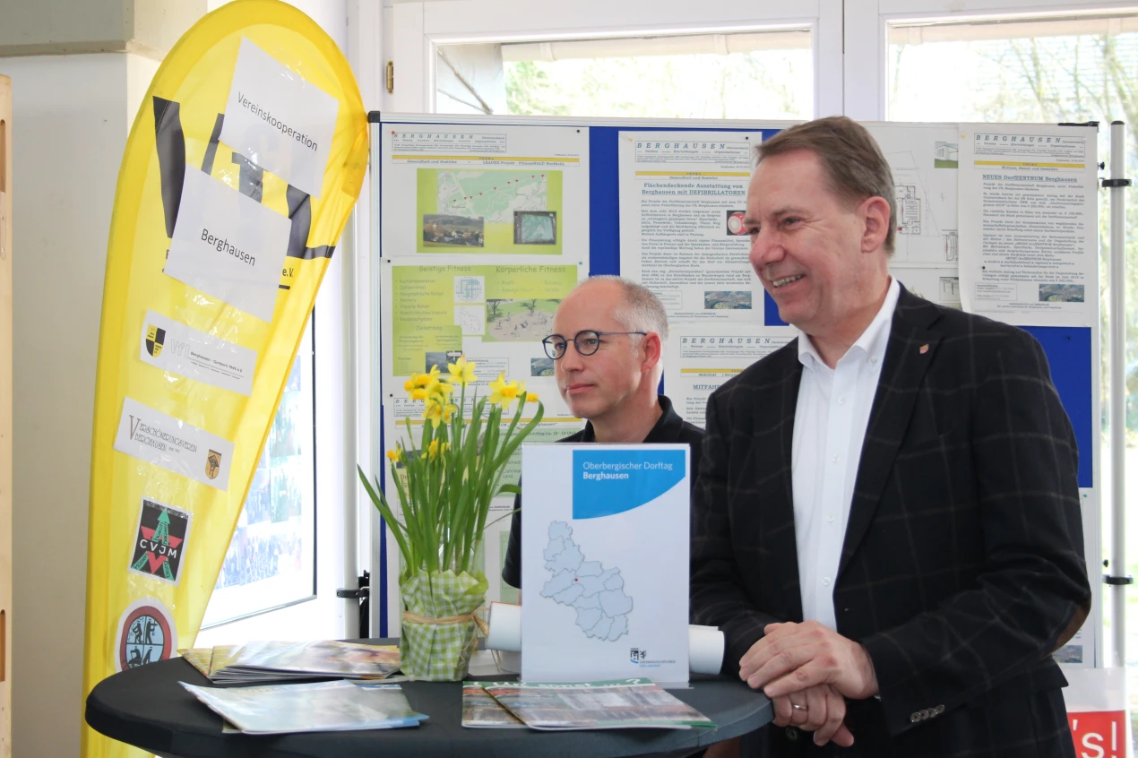 Landrat Jochen Hagt tauschte sich auf dem Markt der Möglichkeiten mit den Dorfgemeinschaften aus und freute sich, dass auch sein Heimatdorf Berghausen mit einem Infostand vertreten war. (Foto: OBK)