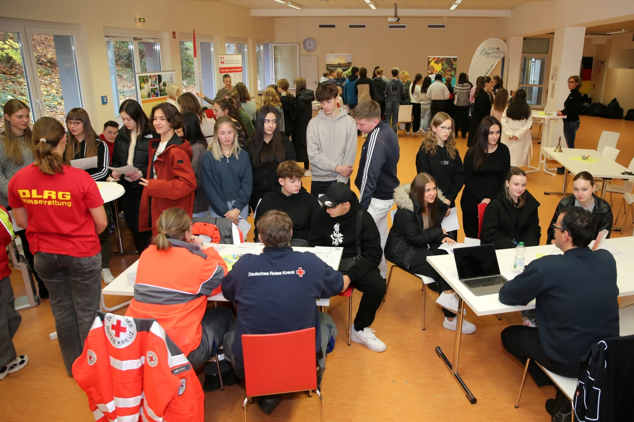 Auf dem Markt der Möglichkeiten haben sich oberbergische Einrichtungen präsentiert, um jungen Menschen Möglichkeiten zu ehrenamtlichem Engagement aufzuzeigen. (Foto: Stadt Wiehl/ Christian Melzer)