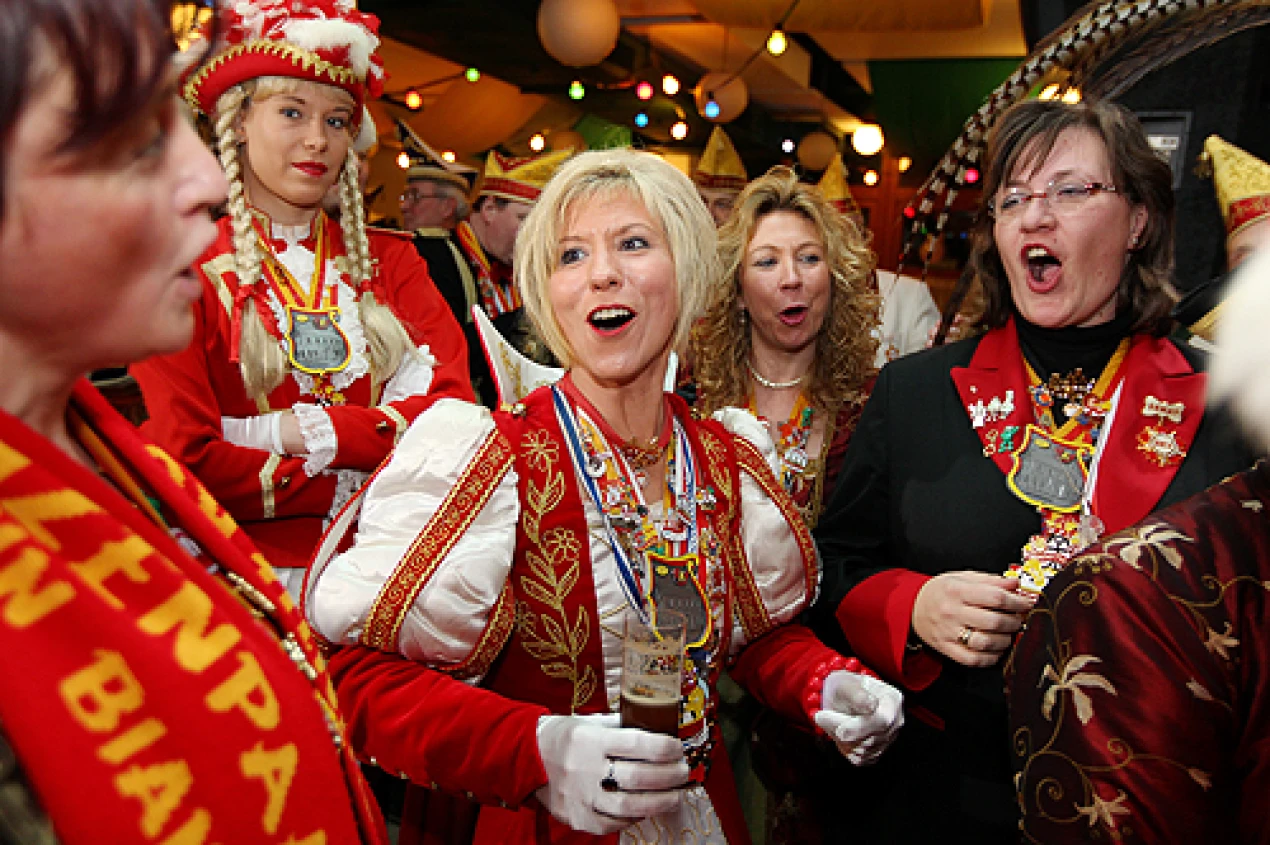 Jecke Wiewer brachten Stimmung ins Kreishaus (Foto: OBK)