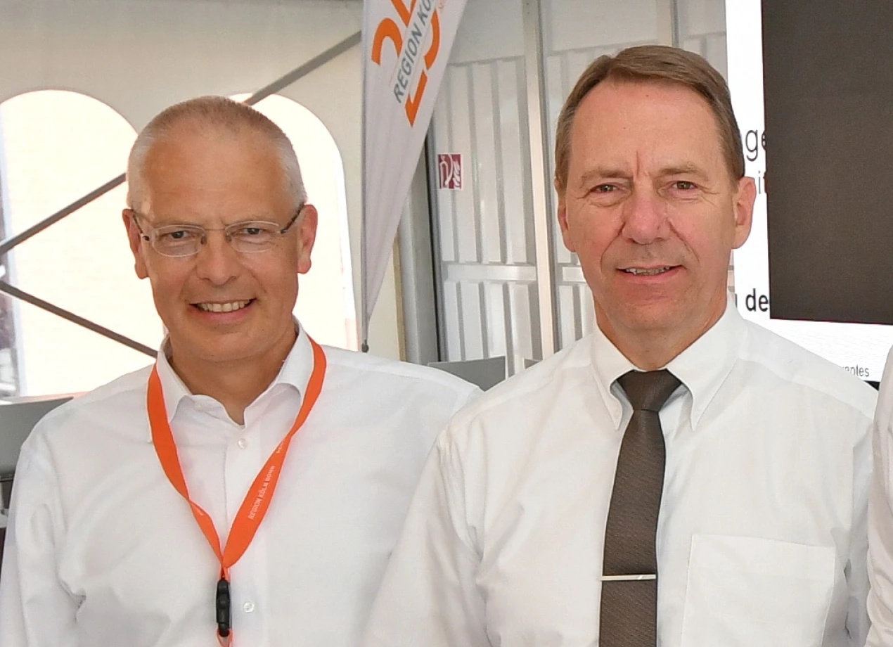 Dr. Hermann-Josef Tebroke (Landrat Rheinisch-Bergischer Kreis, v.l.) und Jochen Hagt (Landrat Oberbergischer Kreis) sprechen sich gemeinsam gegen eine Sperrung der Autobahnbrücke während der Baumaßnahme aus. (Foto: Region Köln/Bonn e.V., Peter Krempin)