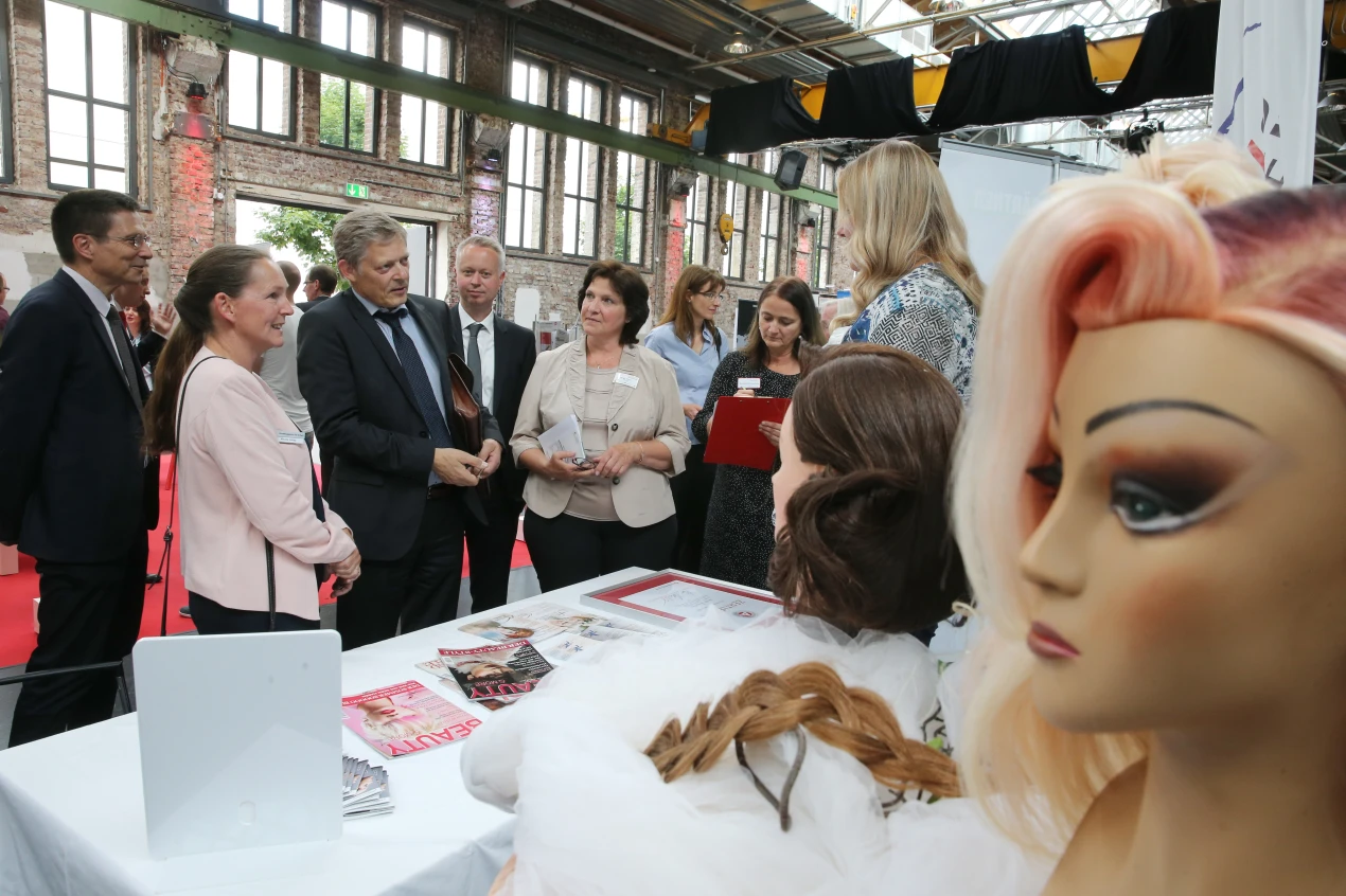 Staatssekretär Dr. Heller vom Ministerium für Arbeit Gesundheit und Soziales NRW zeigte sich über die vielfältigen Möglichkeiten sehr beeindruckt. (Foto: OBK)