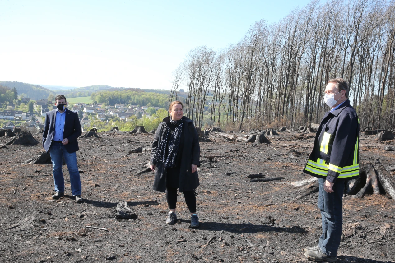 Frank Helmenstein (Bürgermeister Gummersbach, v.l.), Ursula Heinen-Esser (NRW-Umweltministerin) und Landrat Jochen Hagt machten sich ein Bild von der aktuellen Lage auf der Hömerich in Gummersbach-Strombach. (Foto: OBK)