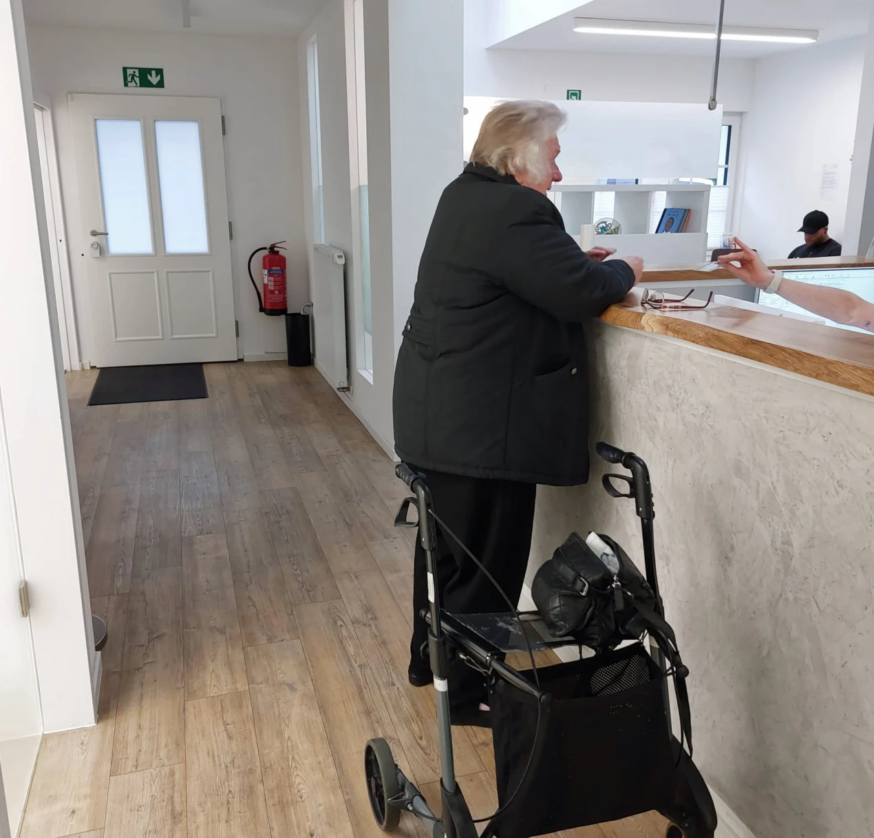 Ehrenamtliche des Weitblick-Projekts Nachbarschaftshilfe begleiten Seniorinnen und Senioren beispielsweise zu Arztterminen. (Foto: OBK)