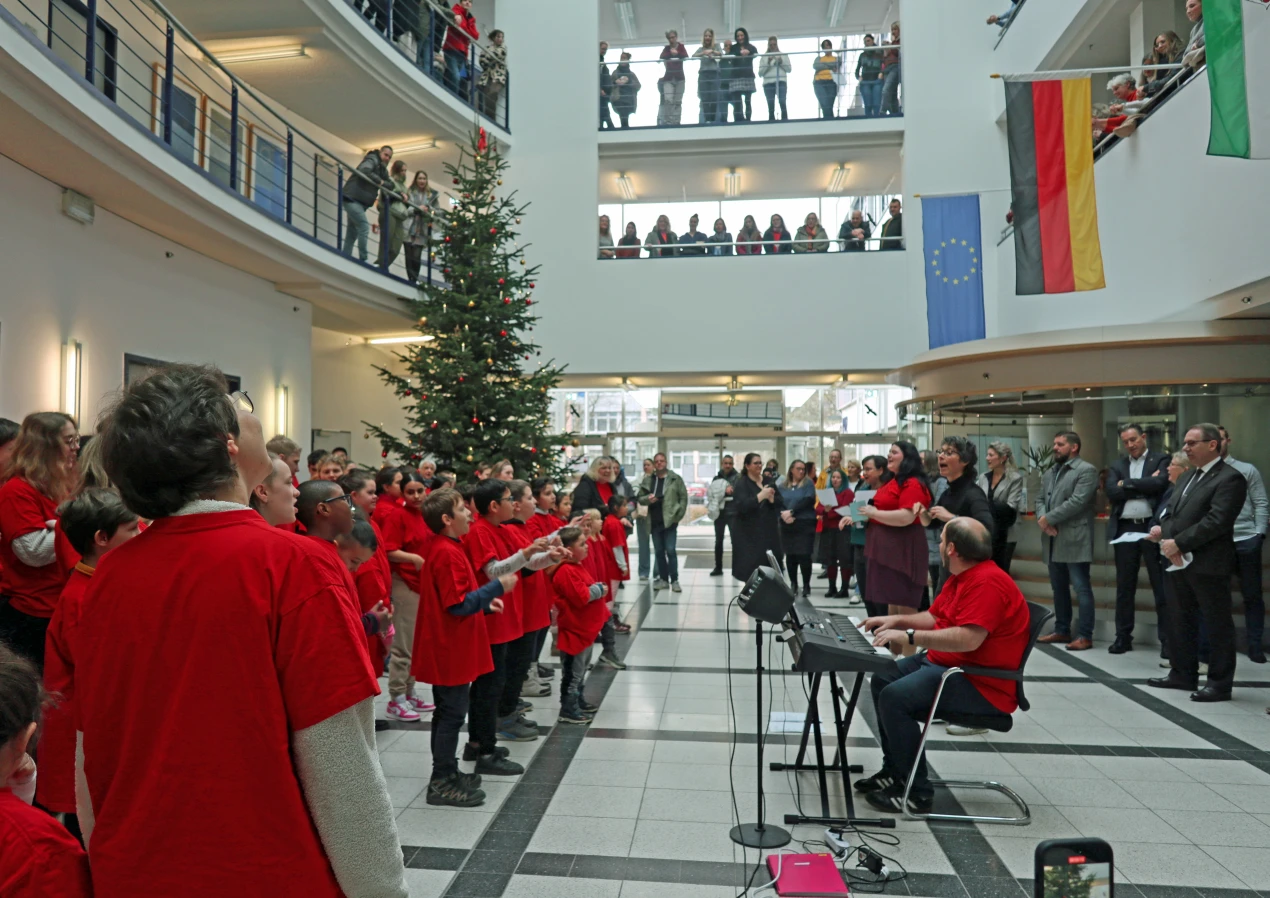 Freude und weihnachtliche Stimmung: Das 15. Weihnachtskonzert der Chöre der Helen-Keller-Schule in der Kreisverwaltung. (Foto: OBK) 