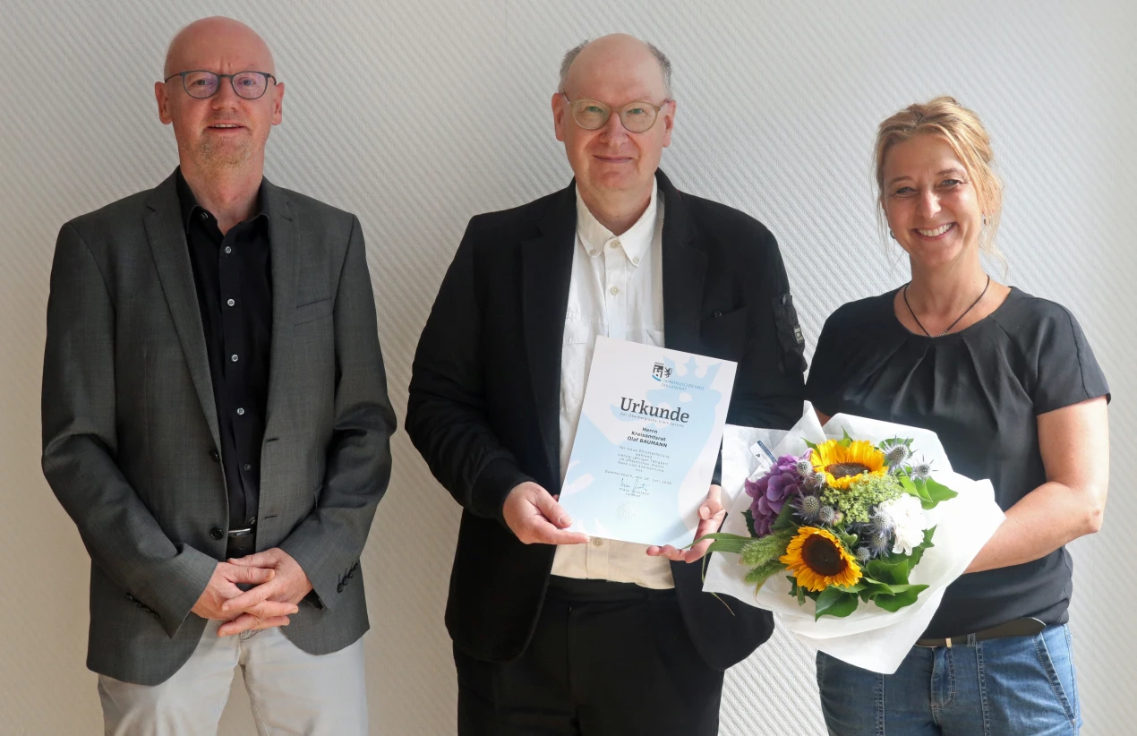 In einer kleinen Feierstunde würdigten Personalamtsleiter Ulrich Welter (l.) und Meike Meier, als Leiterin der Kommunalaufsicht (r.), den Jubilar Olaf Baumann (M.) und bedankten sich – auch im Namen von Landrat Klaus Grootens – für seine langjährige Arbeit. (Foto: OBK) 