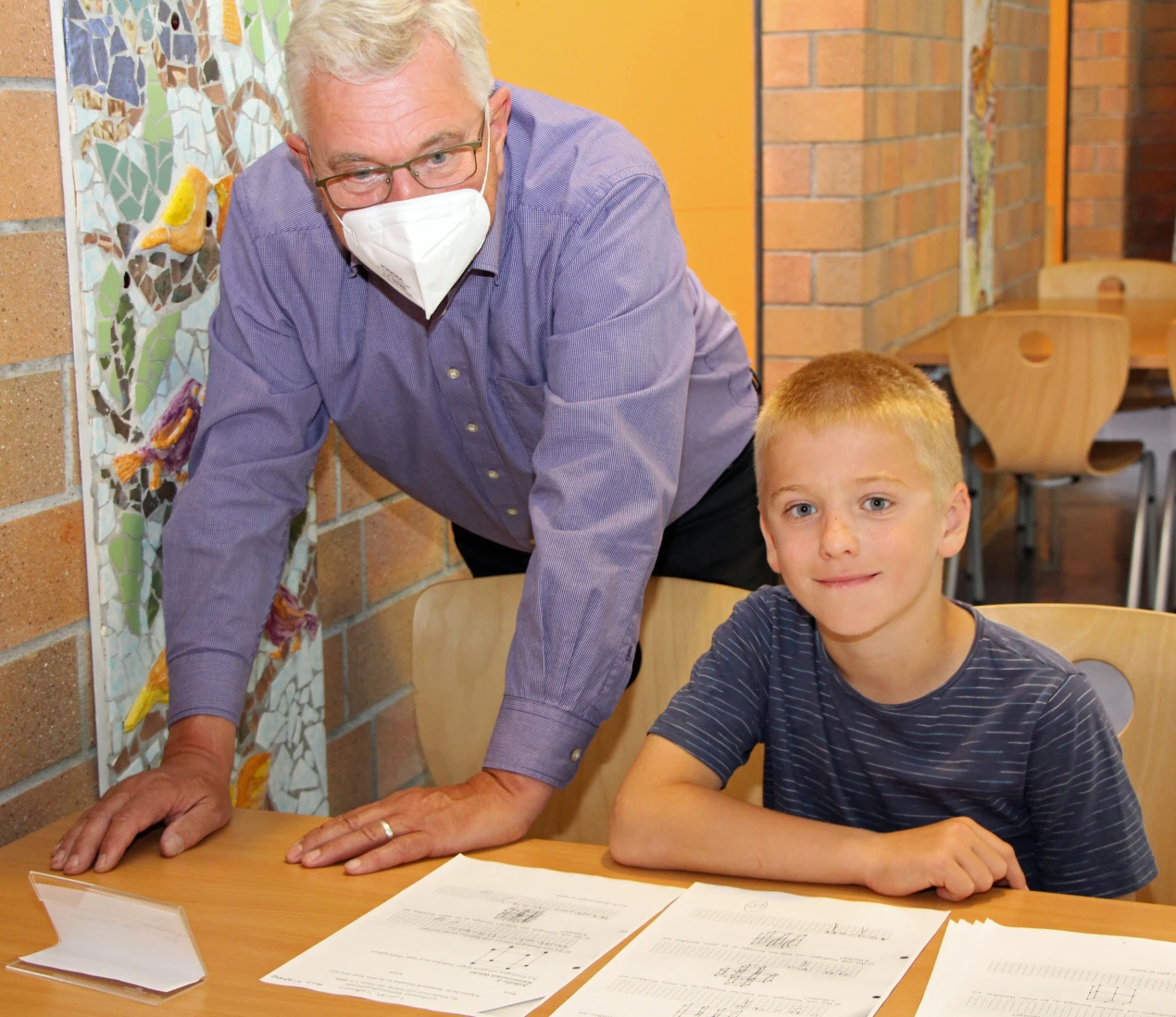 Schulleiter Stephen Wittkampf freut sich mit dem bestplatzierten Leon Sudermann (GGS Wiedenest). (Foto: OBK)