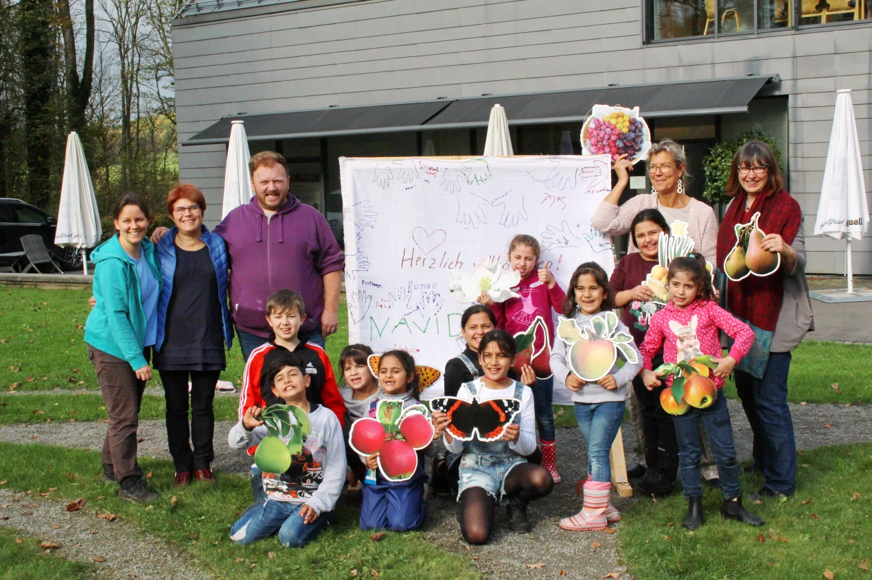 Erika Waedt (2.v.l.), Birgit Pempera (2.v.r.) und Christine Wosnitza (BAK) mit der Teilnehmergruppe vom Bündnis für Flüchtlinge Marienheide. (Foto: OBK)