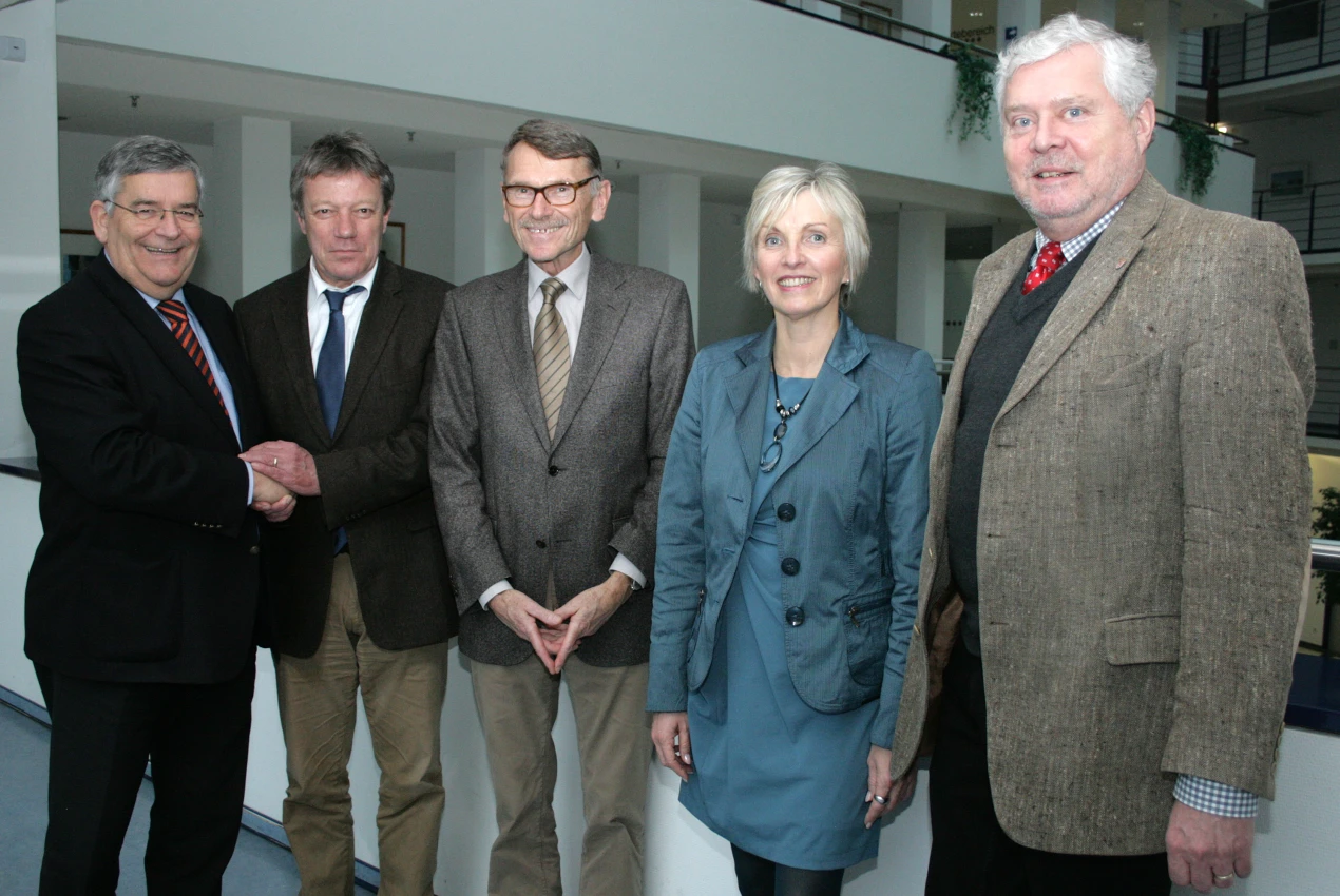 Begrüßung und Abschied (v.l.n.r.): Landrat Hagen Jobi; Otto Allendorff, neuer Schulaufsichtsbeamter für den Oberbergischen Kreis; Andreas Blank, jetzt im Ruhestand; Anke Koester, Leiterin des Amtes für Schule und Bildung und Schuldezernent Dr. Jorg Nürmberger. (Foto:OBK)     