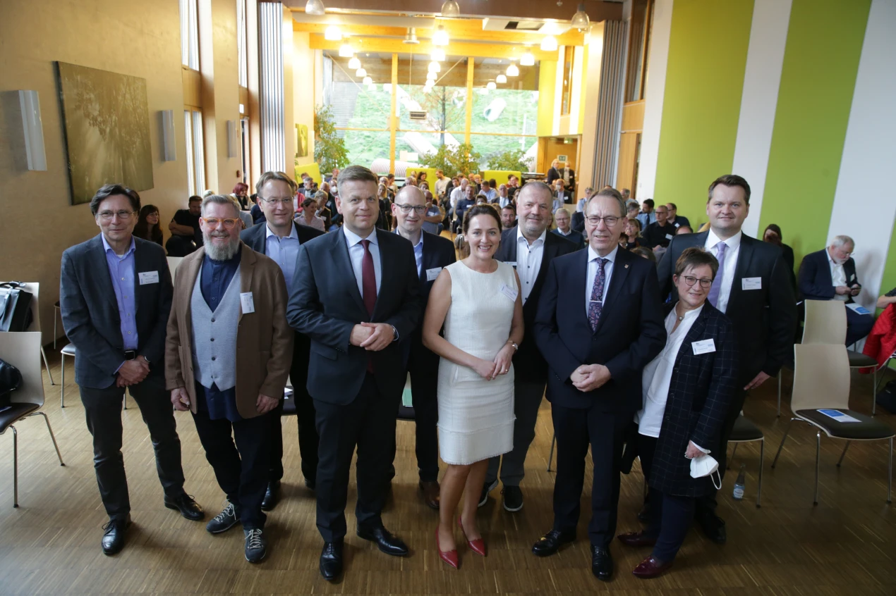 Würdigten 10 Jahre KAoA (v.l.n.r.): Rainer Drescher, Geschäftsführer Jobcenter Oberberg; Willi Reitz, Kreishandwerksmeister; Marcus Otto Hauptgeschäftsführer Kreishandwerkerschaft Bergisches Land, Matthias Heidmeier, Staatssekretär des Ministeriums für Arbeit, Gesundheit, Soziales NRW; Ulrich Koch, Geschäftsführer des Arbeitgeberverbands Oberberg; Larissa Weber, Bürgermeisterin der Stadt Waldbröl, diesjährige Sprecherin der Bürgermeister; Michael Sallmann, Leiter der Geschäftsstelle Oberberg der Industrie- und Handelskammer zu Köln; Landrat Jochen Hagt; Claudia Fuchs, Leitung Kommunale Koordinierungsstelle Übergang Schule - Beruf/ Studium; Christian Berger, MdL CDU NRW. (Foto: OBK)