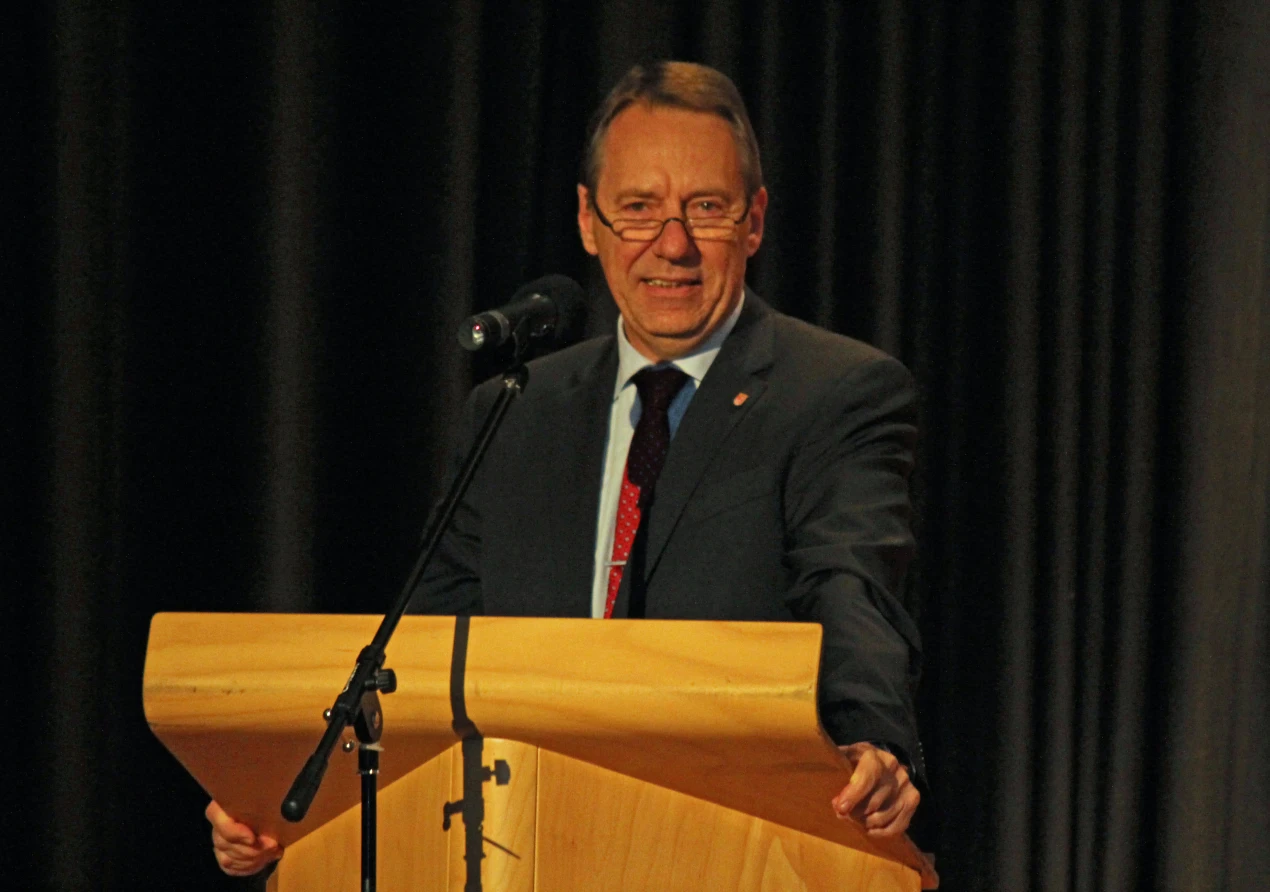 Landrat Jochen Hagt wirbt für die Stärkung der Wupperorte. Durch eine Kooperationsvereinbarung mit dem Familienzentrum Auf der Brede werden vorrangig Angebote zur Beratung und Unterstützung für Kinder, Jugendliche und Eltern bereit gestellt. (Foto: OBK) 