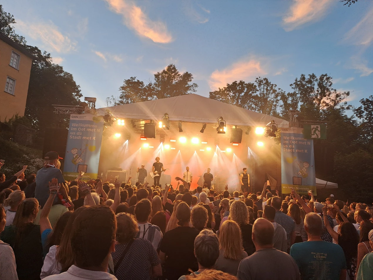 Die Kölner Band Kasalla rockt am 10. Juli 2026 die Open Air Bühne auf Schloss Homburg. (Foto: OBK)