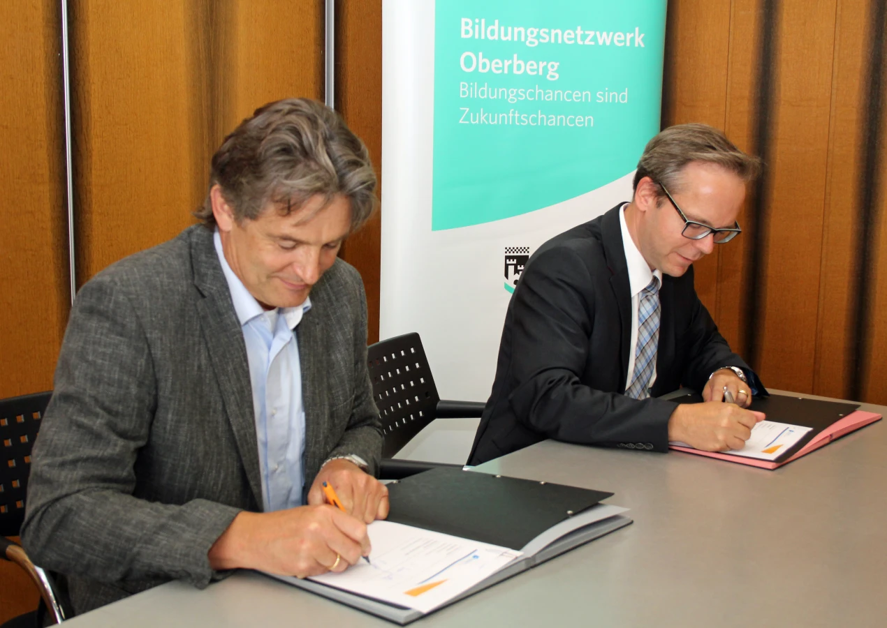 Unterzeichnen den Kooperationsvertrag für ein verbessertes Bildungsangebot im Oberbergischen Kreis: Kreisdirektor Klaus Grootens (r.) und Johannes Schnurr, Leiter der Transferagentur Kommunales Bildungsmanagement NRW (Foto: OBK).
