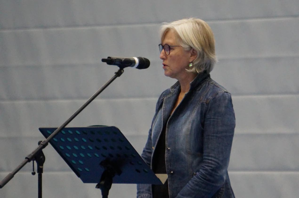 Ursula Rothausen (Kursleitungsteam) verabschiedet die Auszubildenden mit Worten zur Professionalisierung. (Foto: AGewiS)