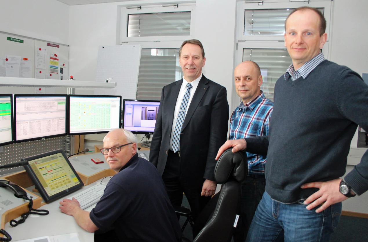 Kreisdirektor Jochen Hagt (2. von l.), Der neue Abteilungsleiter, Bernhard Kiesecker (2. von r.) und Frank Raupach (r.) blicken Hauptbrandmeister Lothar Prinz über die Schulter. (Foto: OBK)