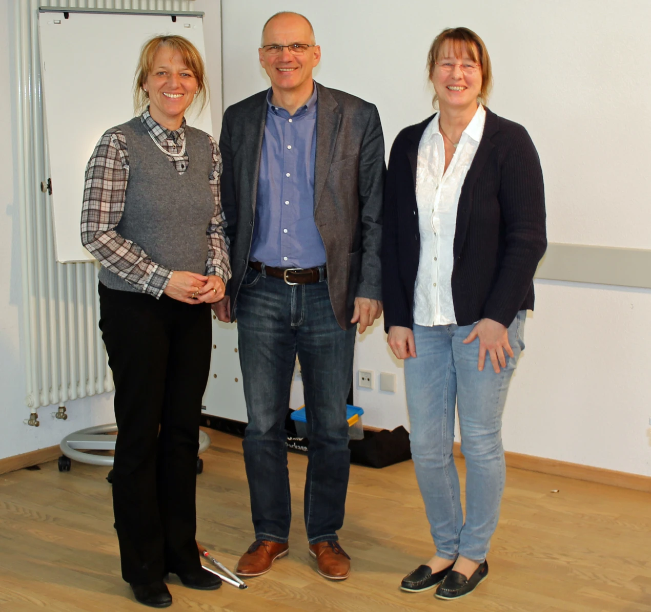 Die Referenten der Fortbildungsveranstaltung für Pflegeeltern (v.l.n.r.): Dipl.-Psyhologin Dr. Martina Cappenberg; Heinz Thelen, Leiter des Kreisjugendamtes und Iris Hügel-Bruchhaus, Teamleiterin des Pflegekinderdienstes. (Foto: OBK)
