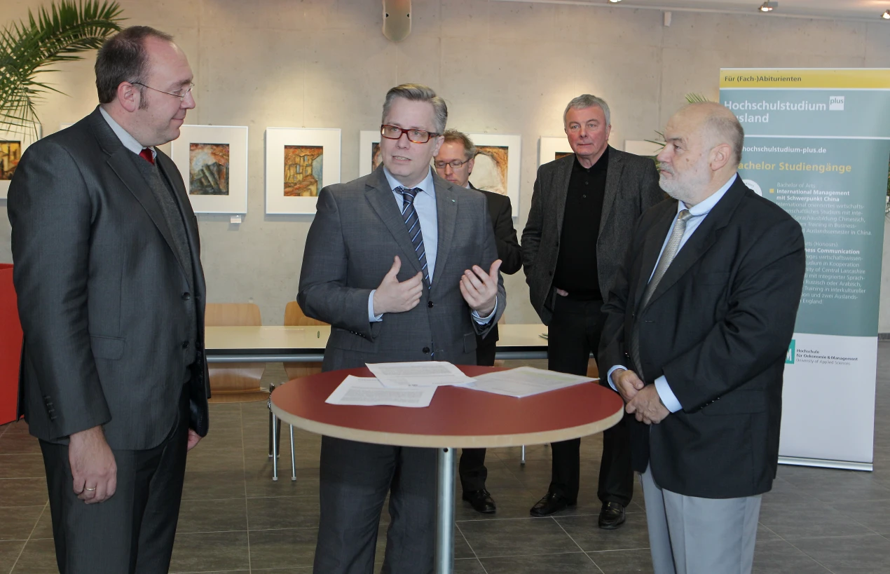 Prof. Dr. Stefan Heinemann (Prorektor für Kooperationen mit Wirtschaft und Schulen) unterstreicht die Wichtigkeit von Kooperationen. (Foto: OBK) 
