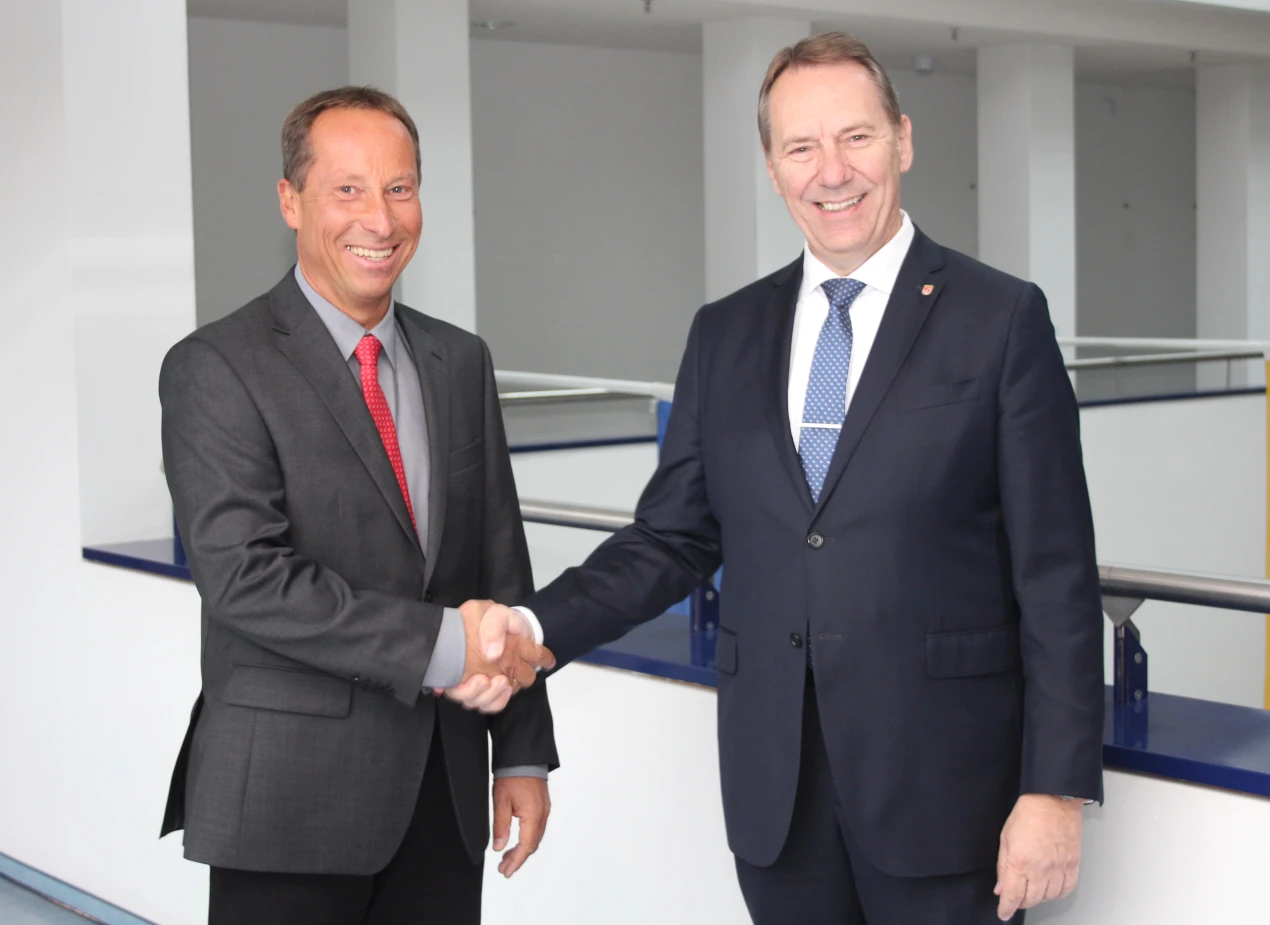 Landrat Jochen Hagt (r.) begrüßt Frank Herhaus als Dezernent der Kreisverwaltung. (Foto: OBK)