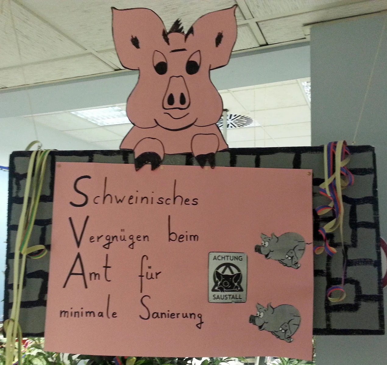 Im Straßenverkehrsamt sind an Karneval 2014 die Schweine los (Foto:OBK)