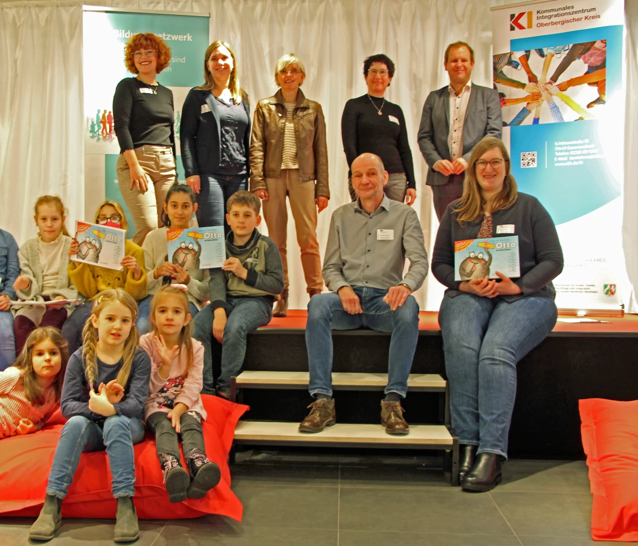 Viel Spaß gab es bei der gemeinsamen (Vor-)Leseaktion des Bildungsbüro Oberberg (h.R.): Jana Elisabeth Richter, Assistentin Centermanager Forum Gummersbach; Carolin Klein, Bildungsbüro Oberberg; Anke Koester, Leiterin des Amtes für Schule und Bildung; Antje Zschetke, Pädagogische Mitarbeiterin im Kommunalen Integrationszentrum; Arne Schiek, Centermanager Forum Gummersbach; (M.) Norbert Fischer, Pädagogischer Mitarbeiter im Bildungsbüro Oberberg; Sarah Krämer, Stellv. Leitung, Kommunales Integrationszentrum; Kinder der Grundschule Steinenbrück und des Evangelischen Familienzentrums Gummersbach. (Foto: OBK)