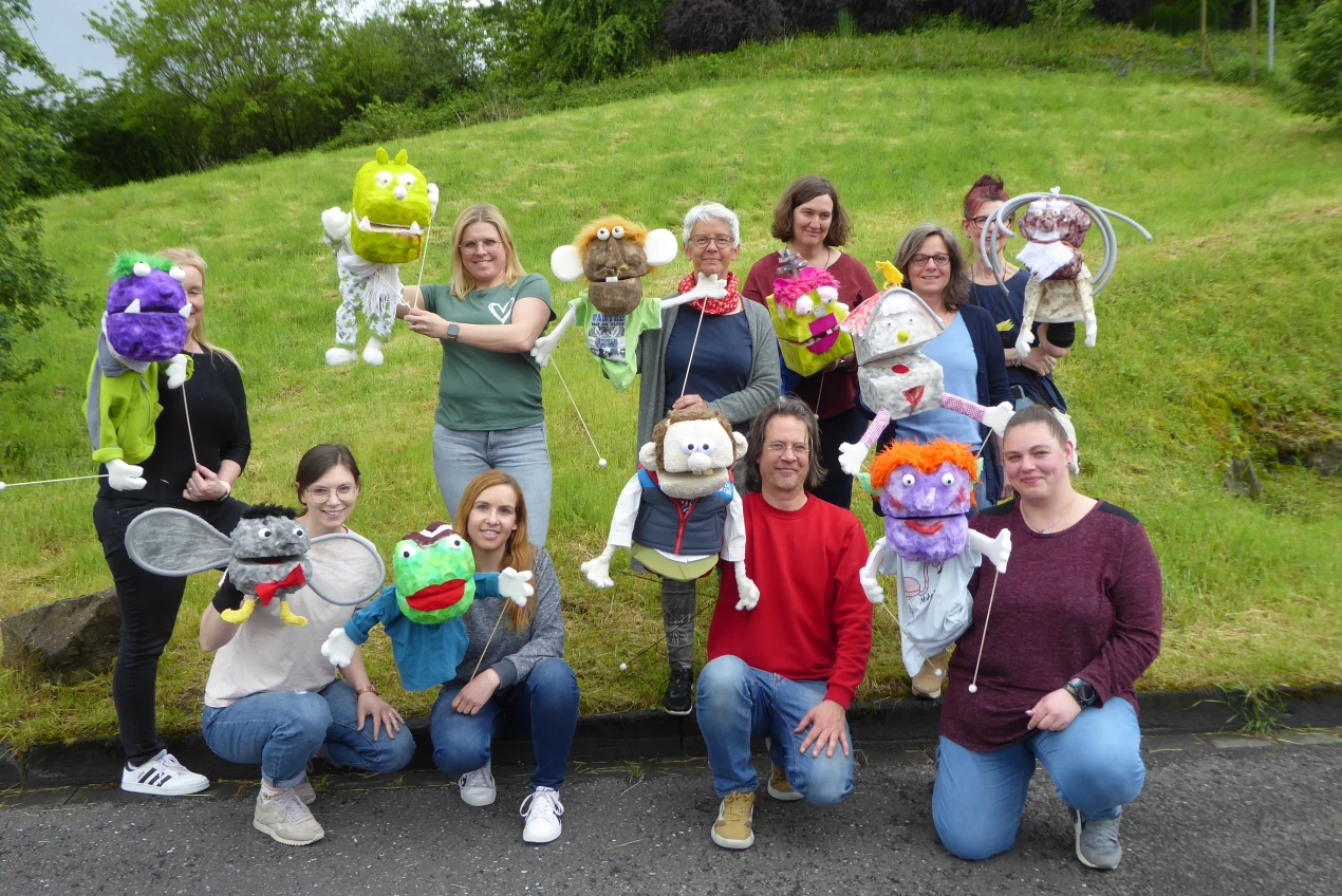 Angeleitet von Till Nachtmann (M.) gestalteten die Teilnehmerinnen ihre Klappmaulpuppen. (Foto: OBK)