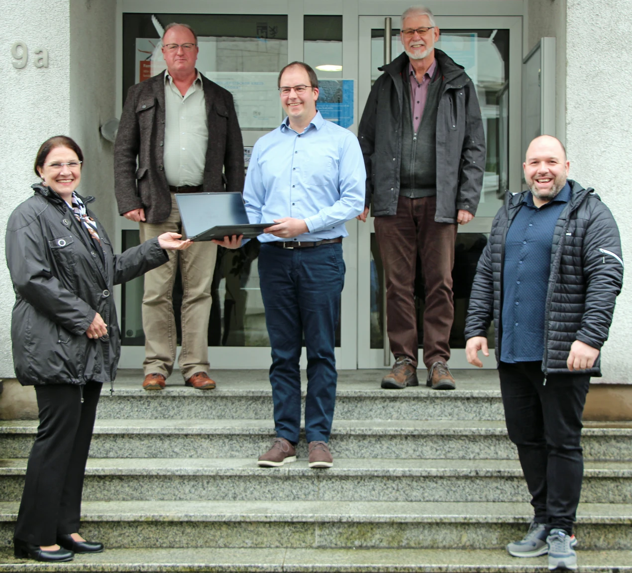 Freuen sich über die gespendeten Laptops (v.l.): Birgit Steuer, Leiterin der Koordinierungsstelle Gesellschaftliche Entwicklung; Paul Teschke, Koordinator des LAsso-Projekts; Andreas Böhm, Bergnet-Geschäftsführer; Horst Kirschsieper, Standortlotse Radevormwald und Dennis Balzano, Lebensfarben Oberberg e.V. (Foto:OBK).   