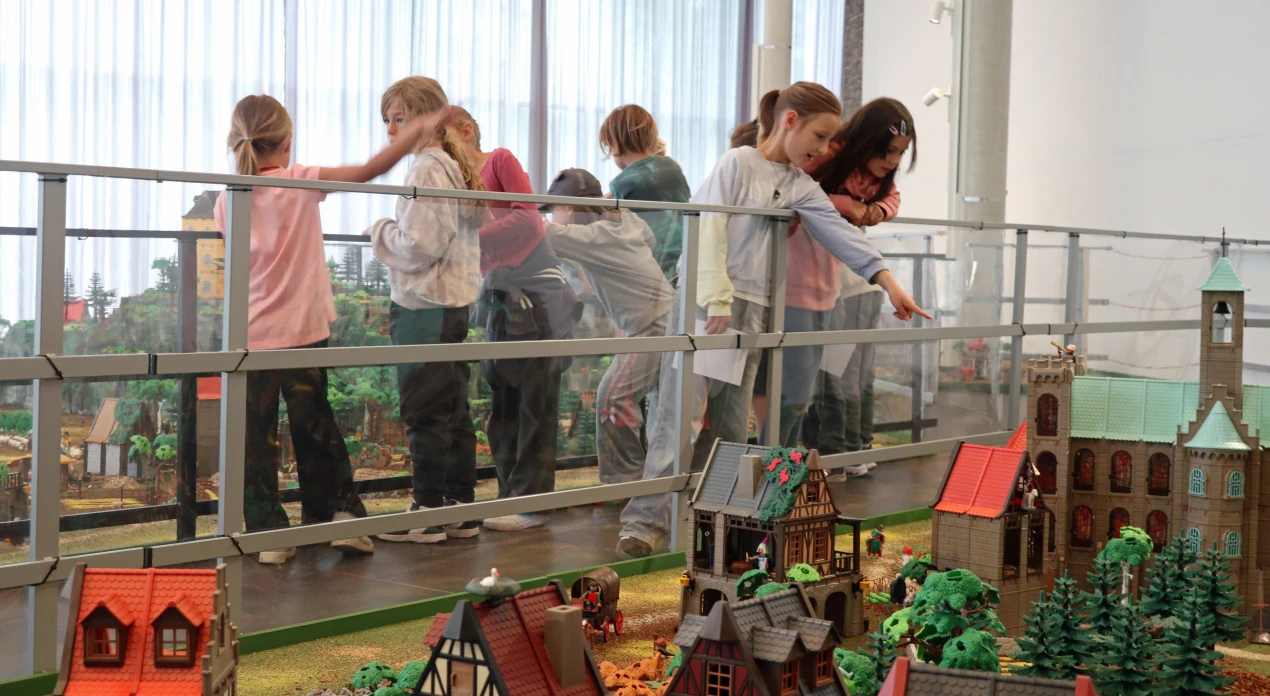 Die PLAYMOBIL-Sonderausstellung auf Schloss Homburg: Schülerinnen und Schüler der Grundschule Marienberghausen und des Homburgischen Gymnasiums Nümbrecht hatten Spaß bei ihrer Entdeckungstour. (Foto: OBK)
