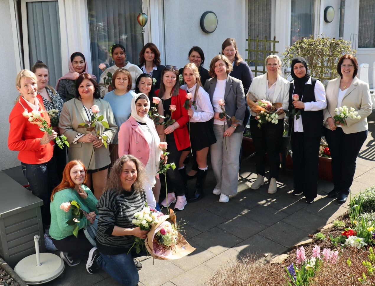 Die Teilnehmerinnen und die Projektbeteiligten vom Jobcenter Oberberg, der Agentur für Arbeit, des Bildungsbüros des Oberbergischen Kreises, des Kommunalen Integrationszentrums und der AWO Rhein-Oberberg freuen sich über den erfolgreichen Kurs-Abschluss. (Foto: Sabine Eisenhauer, AWO Rhein-Oberberg e.V.)