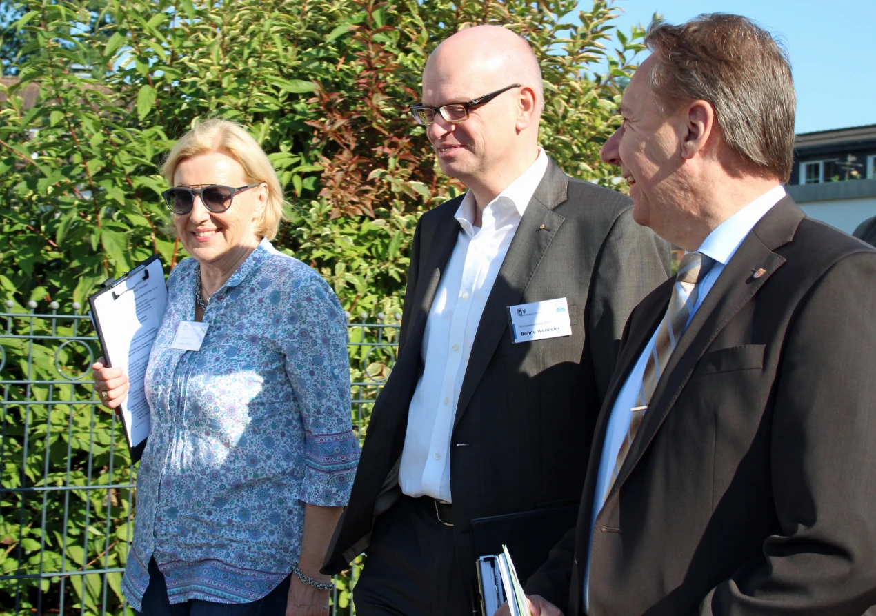 Kommissionsvorsitzende Ursula Mahler, Benno Wendeler, Direktor Oberberg der Kreissparkasse Köln und Sponsorenvertreter, und Landrat Jochen Hagt sind erfreut wie engagiert sich die Dorfgemeinschaften präsentieren. (Foto: OBK)