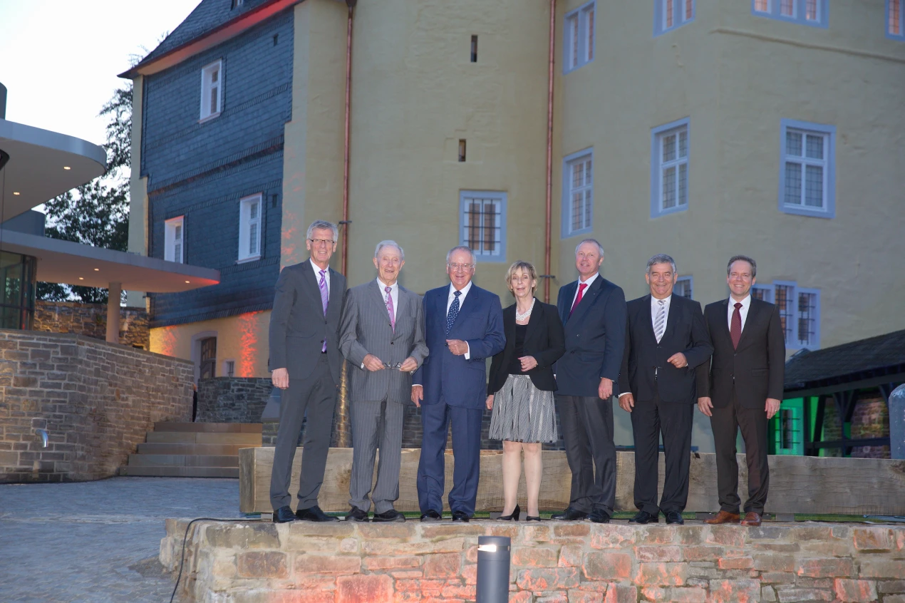 Freuen sich über die Wiedereröffnung (v.l.n.r.): Bernd Hombach, Vors. des Fördervereins Schloss Homburg; Dr. Dieter Fuchs, ehemaliger Vors. des Fördervereins; Christian Peter Kotz, Ehrenvorsitzender des Fördervereins; Dr. Gudrun Sievers-Flägel, Leiterin des Amtes für Kultur und Museum; Alexander Wüerst, Vorstandsvors. der Kreissparkasse Köln; Landrat Hagen Jobi; Kulturdezernent Klaus Grootens (Foto:OBK)