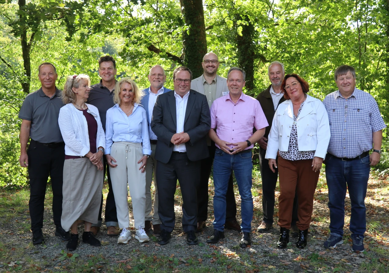 Die Vertreterinnen und Vertreter des Bergischen Landschaftstags und der Veranstaltungsreihe "Stadt Land Fluss trifft Bergische Wanderwochen" (v.l.n.r.): Frank Herhaus, Dezernent für Planung, Regionalentwicklung und Umwelt; Dr. Martina Gelhar, Leiterin der LVR-Abteilung Kulturlandschaftspflege; Jens Eichner, Geschäftsführer des Naturparks Bergisches Land; Gabi Wilhelm, Geschäftsführerin der Das Bergische GmbH; Guido Kohlenbach, Leiter des LVR_Fachbereichs Regionale Kulturarbeit; Oliver Krischer, Minister für Umwelt, Naturschutz und Verkehr des Landes Nordrhein-Westfalen; Matthias Wirtz-Amling, Leiter der Biologischen Stationen Oberberg und Rhein-Berg; Kreisdirektor Klaus Grootens; Dr. Josef Tumbrinck, Leiter der Abteilung Naturschutz im Umweltministerium des Landes NRW; Dr. Christiane Leonards-Schippers, stellvertr. Vorsitzende der Landschaftsversammlung Rheinland; Reinhold Müller, stellvertr. Vorsitzender des Umweltausschusses des Oberbergischen Kreises. (Foto: OBK)