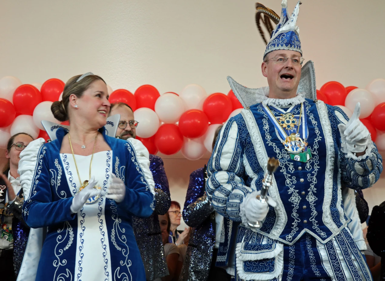 Das Bielsteiner Prinzenpaar: Prinz Volker I. und Prinzessin Jana schmettern souverän ihre Sessionshits. (Foto: OBK)