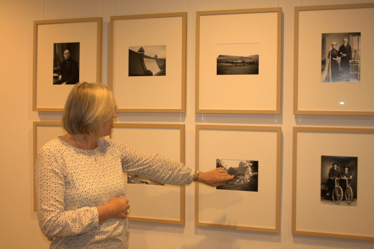 Luzie Kunde hat in der Foto-Ausstellung das Wohnhaus ihrer Vorfahren entdeckt, ihren Geburtsort in Wipperfürth-Eichholz. (Museum und Forum Schloss Homburg) 