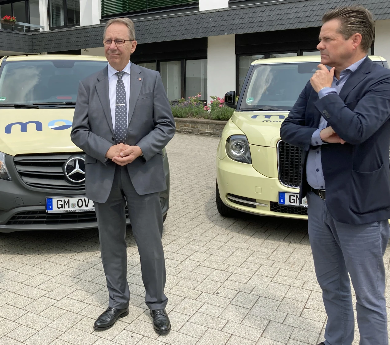 Landrat Jochen Hagt (l.) und Wiehls Bürgermeister Ulrich Stücker (r.) sehen den hohen Bedarf zur Stärkung des ÖPNV in den ländlichen Gebieten und erwarten durch monti eine deutliche Verbesserung der Mobilität. (Foto: OBK)