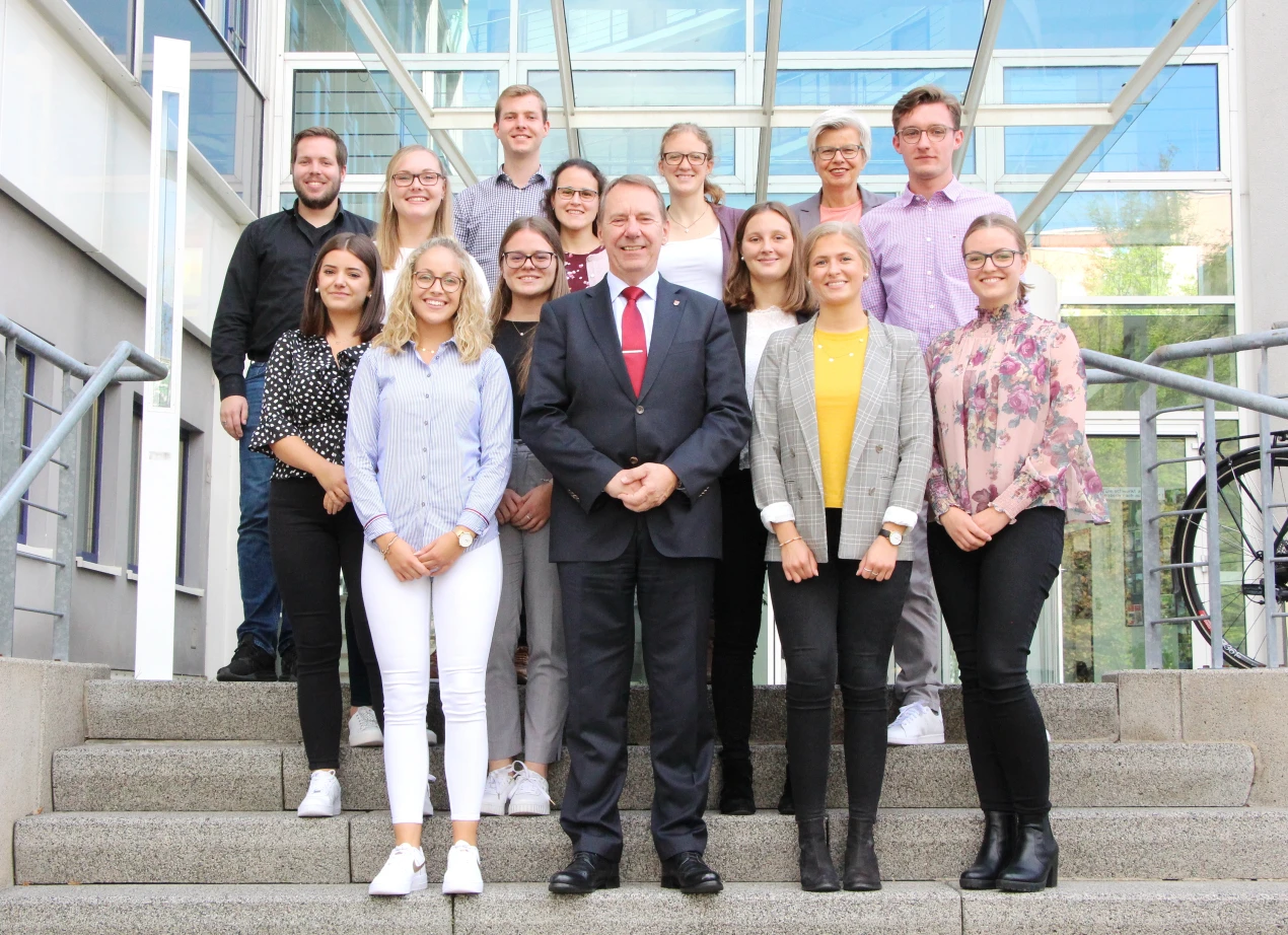 Neun neue Auszubildende wurden im Kreishaus herzlich begrüßt. (Foto: OBK)